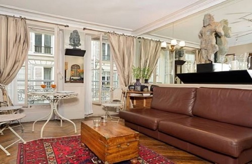 Les Iles Apartment | UNDER THE CHARM OF GORGEOUS ILE SAINT LOUIS -TRAVEL BACK IN TIME