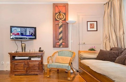 Les Iles Apartment | UNDER THE CHARM OF GORGEOUS ILE SAINT LOUIS -TRAVEL BACK IN TIME