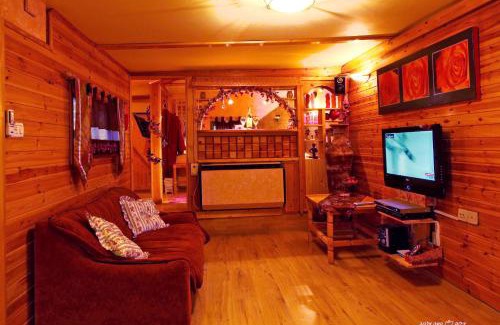 Adi Cabin | Under the Walnut Tree Shade Lodge