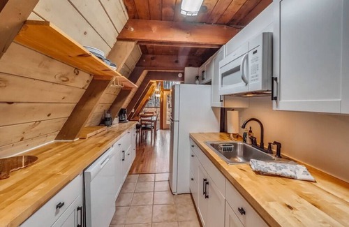 Charter Hills Cabin | Unique A-Frame, 3 mins to slopes - "The Nest"