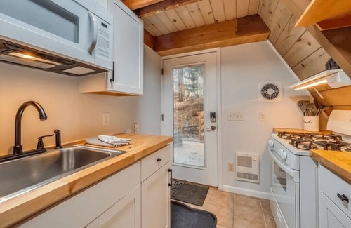 Charter Hills Cabin | Unique A-Frame, 3 mins to slopes - "The Nest"