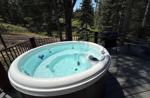 Deadwood Cabin | Unique and Cozy New Cabin 2 Miles to Deadwood, 1/4 Mile off Hwy!