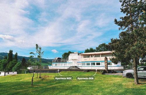 Namestovo Apartment | Unique Boat Apartments by Lake - Kajuta 1958