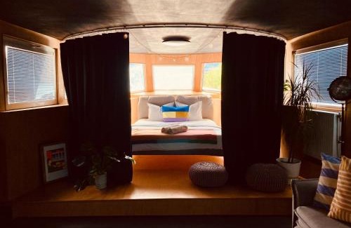 Namestovo Apartment | Unique Boat Apartments by Lake - Kajuta 1958