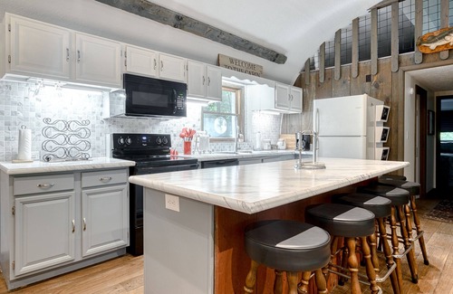 Radford Cabin | Unique Cabin - near VT, Radford U, Pete Dye Golf Course, New River, Claytor Lake