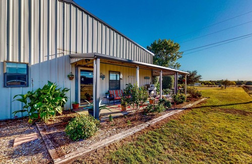 Wise County Cottage | Unique Cottage by Airstrip for Private Planes - Herb Garden, Dog-Friendly