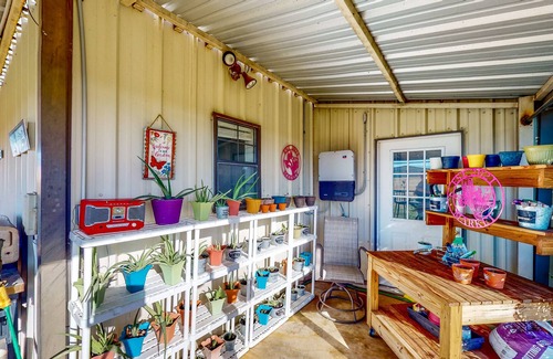 Wise County Cottage | Unique Cottage by Airstrip for Private Planes - Herb Garden, Dog-Friendly