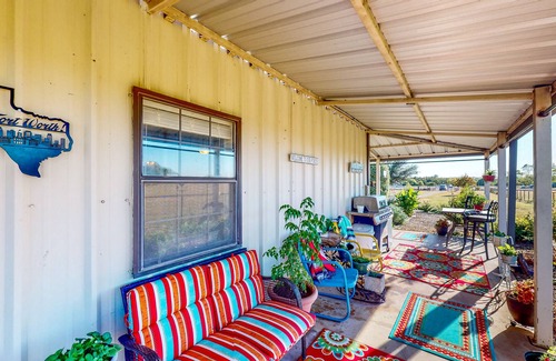 Wise County Cottage | Unique Cottage by Airstrip for Private Planes - Herb Garden, Dog-Friendly