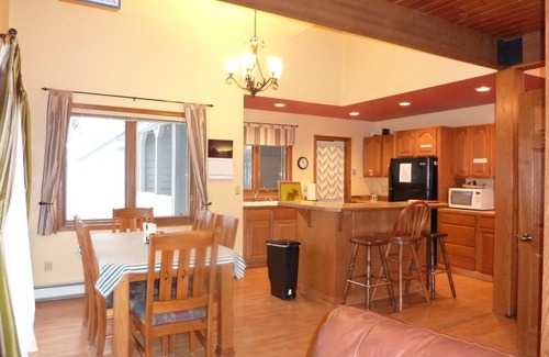 Alyeska House | Unique rustic home with Sauna and view of the creek - Walk to the Ski resort!