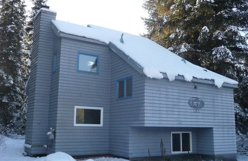 Alyeska House | Unique rustic home with Sauna and view of the creek - Walk to the Ski resort!