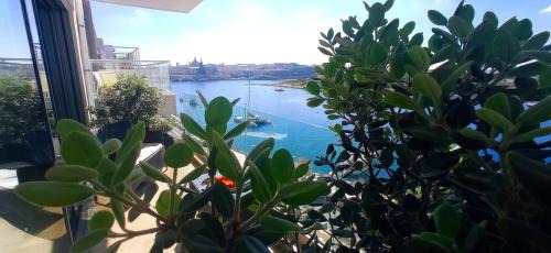 Sliema Apartment | Unique Seafront Triplex Penthouse with Panoramic Bedroom & Rooftop Jacuzzi overlooking Valletta