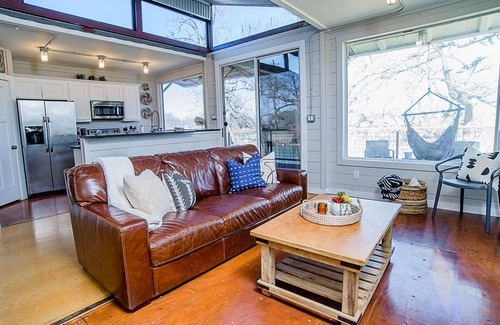 McQueeney Cabin | Unique Stay-Guadalupe River-Container Home