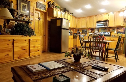 Chalet Village Cabin | Unique Updated 1-LEVEL Mountain Chalet-2 Miles to Gatlinburg-Hot Tub-Resort Pool