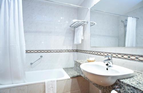 S'Illot-Cala Morlanda Hotel | Universal Hotel Perla