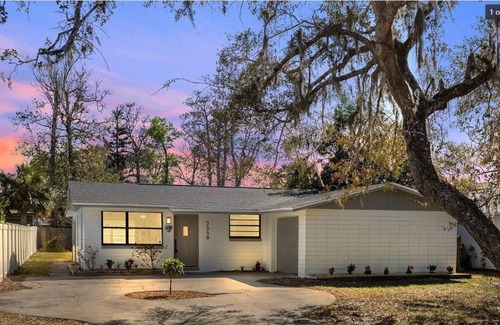 Harbor Oaks Bay Shore House | Unleash the Fun: Kayaks, Pool Table, Fishing Poles, and Ping Pong Table, Smoker