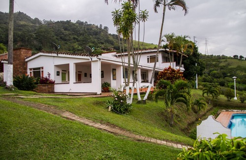 Copacabana House | Unobstructed view of the north side of the city valley!