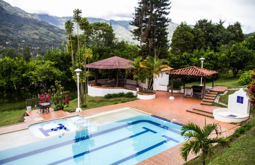 Copacabana House | Unobstructed view of the north side of the city valley!