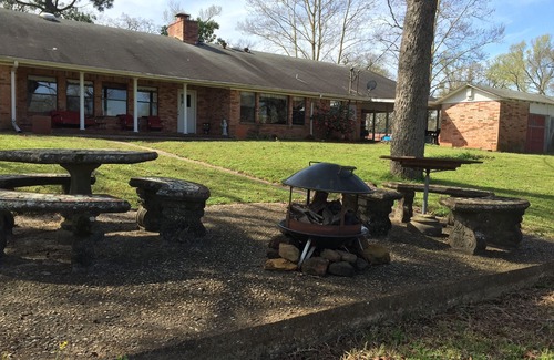 Oakwood House | Unplug at a 4BR-3BA 5400 sq foot vintage '70s house on working cattle ranch