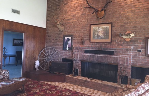 Oakwood House | Unplug at a 4BR-3BA 5400 sq foot vintage '70s house on working cattle ranch