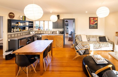 Akaroa House | Unwind in a Real, Cute, Comfortable Bach in Takamatua
