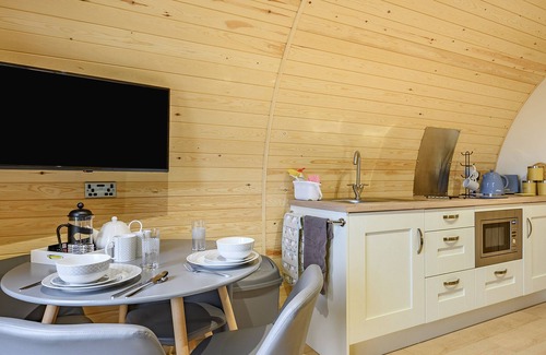 East Haddon Cottage | Unwind in a relaxing a fun accommodation in a beautiful rural setting.