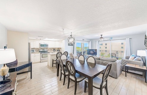 Redington Shores Condo | Unwind in Beachfront Bliss! 3/3 Condo w/heated Spa/Pool 207
