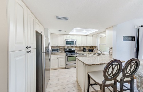 Redington Shores Condo | Unwind in Beachfront Bliss! 3/3 Condo w/heated Spa/Pool 207