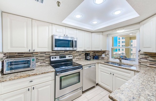 Redington Shores Condo | Unwind in Beachfront Bliss! 3/3 Condo w/heated Spa/Pool 207