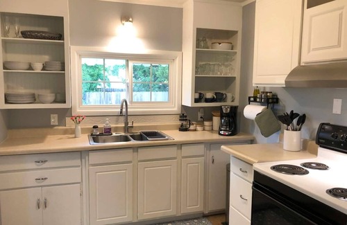 Amazon House | UO 8 blocks, Duck parents home base, USC game open, kitchen, parking, private