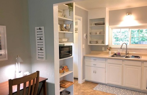 Amazon House | UO 8 blocks, Duck parents home base, USC game open, kitchen, parking, private