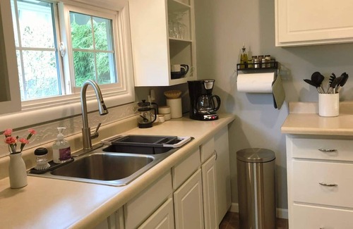 Amazon House | UO 8 blocks, Duck parents home base, USC game open, kitchen, parking, private