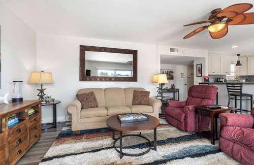 Lantern District Condo | Updated 2 bedroom Lantern District condo all on 1 level. Walk to beaches/harbor.