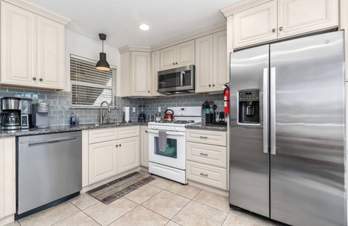 Lantern District Condo | Updated 2 bedroom Lantern District condo all on 1 level. Walk to beaches/harbor.