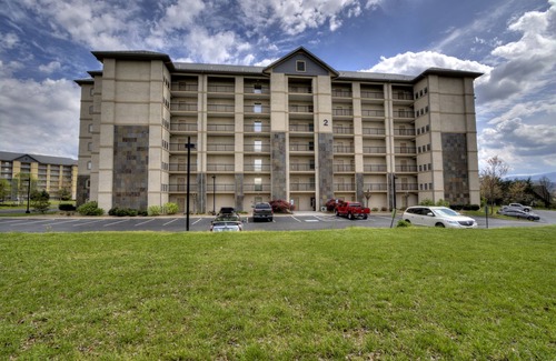 Pigeon Forge Condo | Updated Clean Spacious 3BR/2BA Condo right off the parkway! Pools/WiFi/Grills
