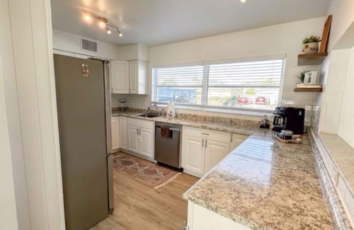 Seminole House | Updated Cozy & Tropical Home/2 Miles to Beach/Quiet Neighborhood