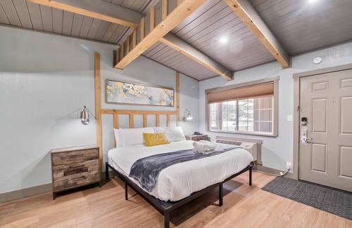 Lakeside Park Hotel | Updated King Bed with Jacuzzi! Stay on Stateline at Blue Jay Lodge