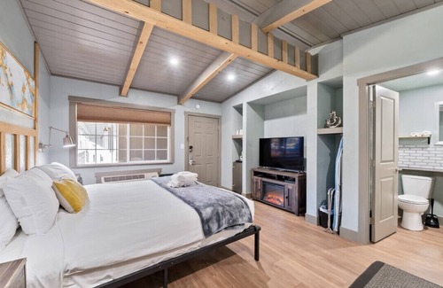 Lakeside Park Hotel | Updated King Bed with Jacuzzi! Stay on Stateline at Blue Jay Lodge