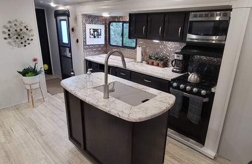 Spicewood House | Updated ! Luxury Lake Travis RV