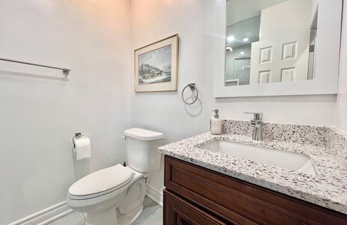 Aurora House | Upgraded Rooms with Bath 7-min to Subway Near Downsview Rogers Stadium