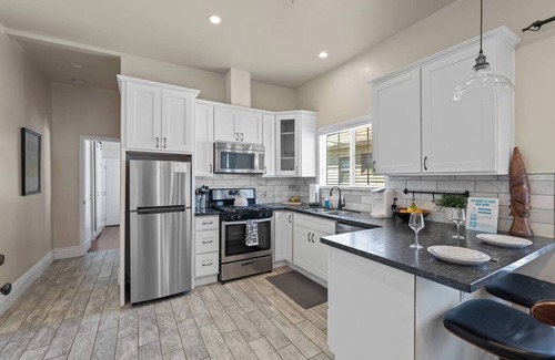 Midtown Sacramento Apartment | Upscale 1890's Historic Apartment · 23-4