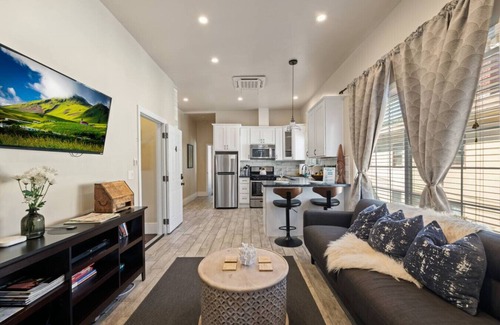 Midtown Sacramento Apartment | Upscale 1890's Historic Apartment · 23-4