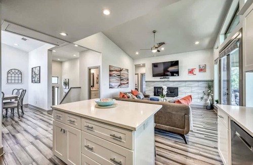 Point Venture House | Upscale 5BR Home on Lake Travis With Hottub & Lake Views