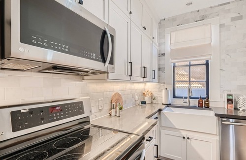 Arsenal Condo | Upscale Designer 2 BR Historic Gem~ Walk to Eateries, River Walk & Downtown!