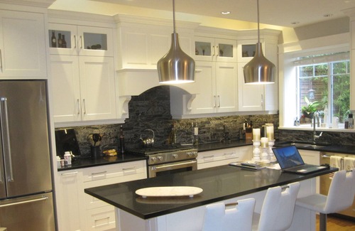 Saanich East House | Upscale Home, Backyard Haven - pet friendly - 10 Minutes to Downtown.