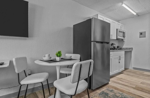 Highlands Apartment | Upscale King Bed Suite—Mins to Downtown JAX!