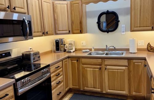 Minocqua House | Upscale Lakefront 3 Bdrm Townhouse on Lake Minocqua. Walk to Downtown!