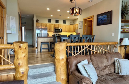 Minocqua House | Upscale Lakefront 3 Bdrm Townhouse on Lake Minocqua. Walk to Downtown!