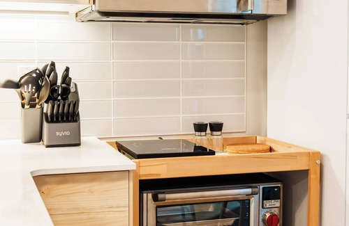 Kensington Apartment | Upscale Laneway Along the Bow River | A/C, WiFi