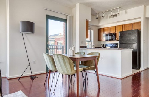 Logan Circle Apartment | Upscale Logan Circle 2BR w/Gym, W/D & Pool, walk to bars, by Blueground