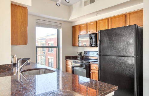 Logan Circle Apartment | Upscale Logan Circle 2BR w/Gym, W/D & Pool, walk to bars, by Blueground